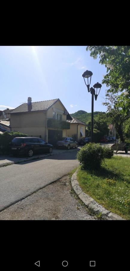 Apartman Sunny Apartment Цетине Екстериор снимка